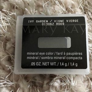 Mary Kay mineral eye color in Ivy garden